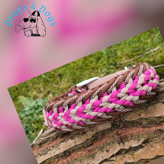 Handgemachtes Paracord-Hundehalsband Modell Sweet Candy Collar mit einer breiten Flechtung in Pink, Beige und Braun auf einer Baumrinde im G